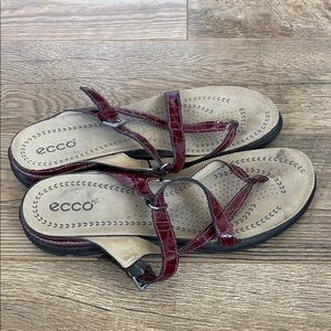 Ecco Sandals Croc Red Patent Leather Thong Flip Flops Womens Size 10 EU 41